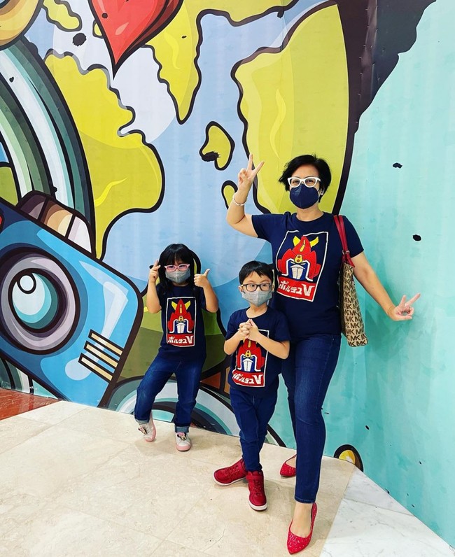 Personil B3 ini pun mengajak para follower-nya untuk ikut menjalani hidup sehat yang bisa dimulai dengan aktif bergerak setiap hari. Kemudian, menjalani diet real food yang berbasis konsumsi dan mengolah makanan dari bentuk utuh dan bukan produksi pabrik. Foto: Instagram/@cynthia_lamusu