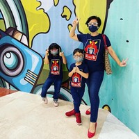 Personil B3 ini pun mengajak para follower-nya untuk ikut menjalani hidup sehat yang bisa dimulai dengan aktif bergerak setiap hari. Kemudian, menjalani diet real food yang berbasis konsumsi dan mengolah makanan dari bentuk utuh dan bukan produksi pabrik. Foto: Instagram/@cynthia_lamusu