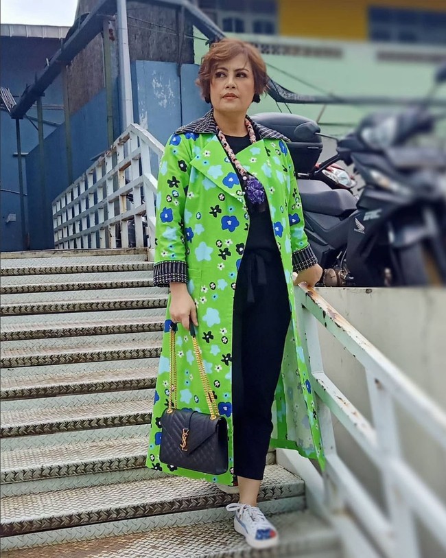 Berawal dari kekhawatiran karena celana jeans yang biasa ia kenakan sudah tidak muat bahkan sulit dikancingkan di bagian perut, Cynthia Lamusu memutuskan sudah saatnya mengubah pola makan jadi lebih sehat. Foto: Instagram/@cynthia_lamusu