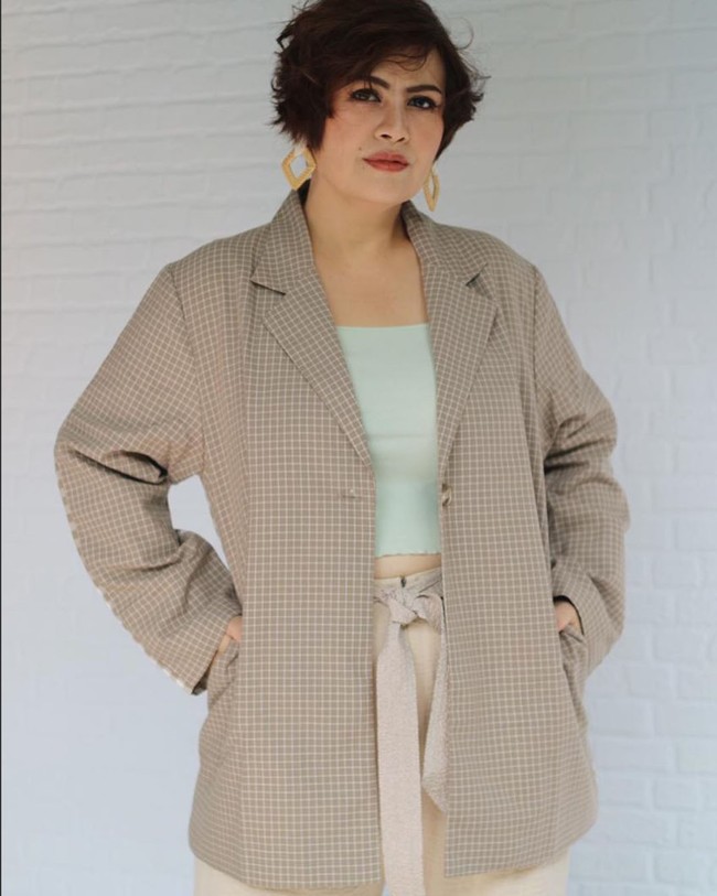 “Di situ lah saya mulai berpikir bahwa ini benar benar sudah kelewat batas ! Saya harus berbuat sesuatu untuk diri saya sendiri, apa yang bisa saya lakukan sebagai bukti kalau saya benar benar mencintai diri saya , kalau tidak dengan memperhatikan dan merawat nya dengan baik,” tulisnya. Foto: Instagram/@cynthia_lamusu