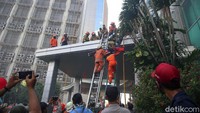 Berdasarkan informasi, api muncul di lantai dua gedung ini.