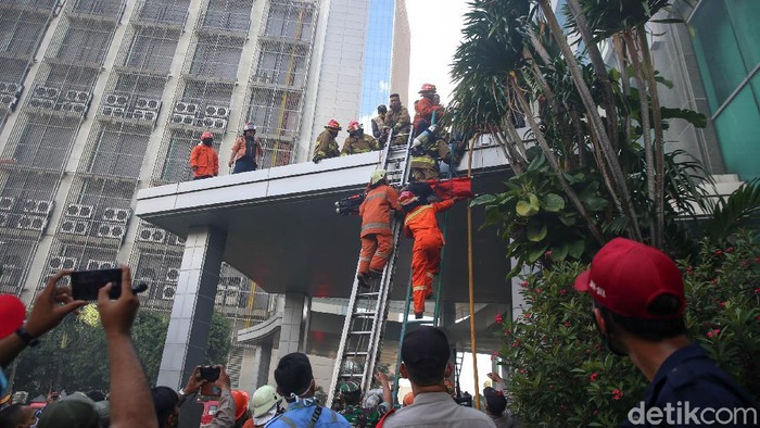 Kebakaran terjadi di Gedung Cyber 1 yang berada di Mampang, Jakarta Selatan. Petugas pemadam kebakaran berjibaku padamkan api dan evakuasi korban, Kamis, (2/12/2021).