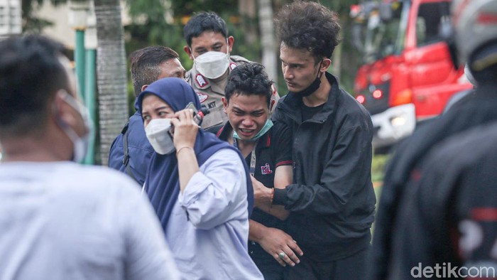 Kebakaran terjadi di Gedung Cyber 1 yang berada di Mampang, Jakarta Selatan. Petugas pemadam kebakaran berjibaku padamkan api dan evakuasi korban, Kamis, (2/12/2021).