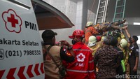 Ambulance disiapkan untuk memberi pertolongan kepada korban kebakaran.