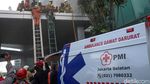 Detik-detik Petugas Evakuasi Korban Kebakaran di Gedung Cyber 1 Jaksel