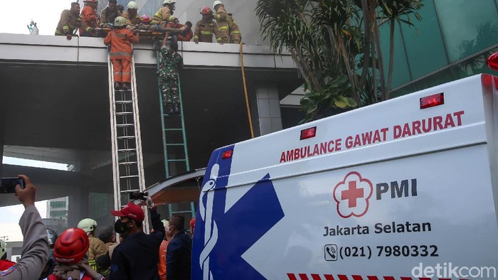 Detik-detik Petugas Evakuasi Korban Kebakaran di Gedung Cyber 1 Jaksel Kebakaran terjadi di Gedung Cyber 1 yang berada di Mampang, Jakarta Selatan. Petugas pemadam kebakaran berjibaku padamkan api dan evakuasi korban, Kamis, (2/12/2021).