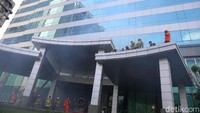 Ada 40 unit mobil pemadam kebakaran (damkar) yang dikerahkan ke lokasi.
