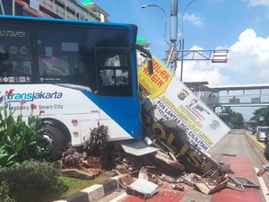 Bus TransJ Tabrak Pos Lantas PGC Jaktim, Sekuriti Terluka