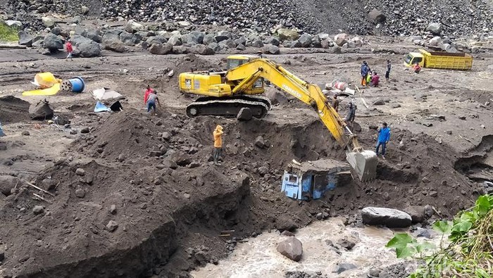 Foto-foto Truk Terseret Lahar Hujan Merapi Bangunan dan sejumlah truk proyek Sabo Dam Merapi di Kabupaten Magelang, Jawa Tengah, tersapu banjir lahar hujan.