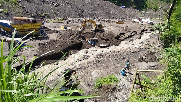 Foto-foto Truk Terseret Lahar Hujan Merapi Bangunan dan sejumlah truk proyek Sabo Dam Merapi di Kabupaten Magelang, Jawa Tengah, tersapu banjir lahar hujan.