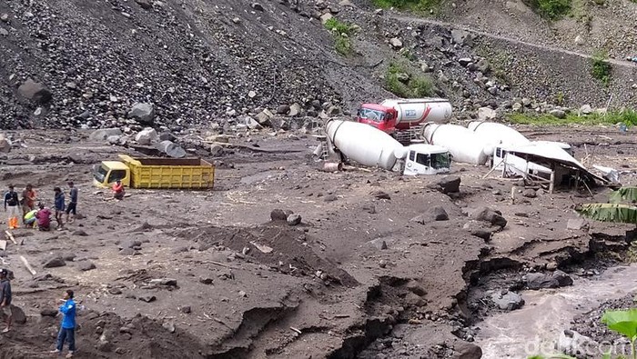 Foto-foto Truk Terseret Lahar Hujan Merapi Bangunan dan sejumlah truk proyek Sabo Dam Merapi di Kabupaten Magelang, Jawa Tengah, tersapu banjir lahar hujan.