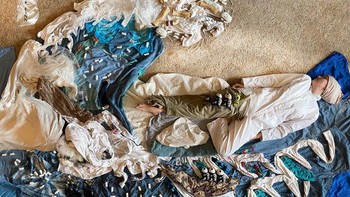 Mereplikasi lukisan The Great Wave of Kanagawa. Foto: Reddit.com/GettyMuseumChallenge/ 