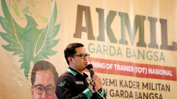 Garda Bangsa Siapkan 'Pasukan Darat' untuk Usung Cak Imin di Pilpres DKN Garda Bangsa berkomitmen mengusung Ketua Umum Partai Kebangkitan Bangsa (PKB) Muhaimin Iskandar (Cak Imin) di Pemilihan Presiden (Pilpres) 2024. Organisasi sayap partai PKB ini bahkan menyiapkan 'pasukan darat' untuk memuluskan jalan Cak Imin menjadi calon presiden (capres).