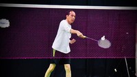 Kemudian Jokowi sempat mengangkat Piala Thomas yang didapatkan Indonesia pada kejuaraan Thomas Cup 2020 di Denmark, Oktober lalu. Setelah itu ditayangkan video rekaman pertandingan bulu tangkis ganda putra, di mana Jokowi ikut bermain.
