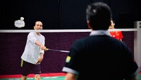 Presiden sempat menunjukkan kemampuan pukulan kencang atau smash-nya.