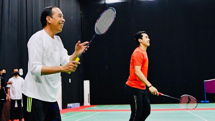 Presiden Joko Widodo (Jokowi) bermain bulu tangkis bersama Tim Piala Thomas Indonesia di Bali. Penasaran seperti apa? Yuk, intip foto-fotonya.