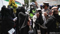 Massa dibubarkan karena kegiatan Reuni 212 tidak mendapatkan izin dari Polri.