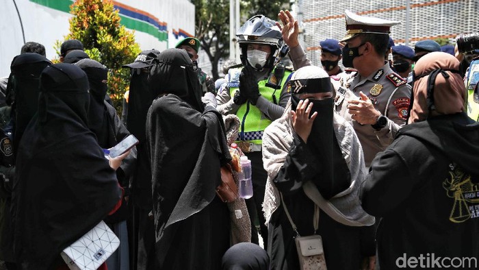 Polisi membubarkan massa Reuni 212 di kawasan Sarinah, Jakarta, Kamis (2/12). Pembuaran massa dilakukan secara persuasif.