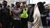 Polisi meminta massa khususnya ibu-ibu untuk meninggalkan kawasan Sarinah.
