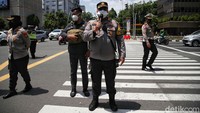 Polisi tak henti-hentinya memberikan imbauan agar massa membubarkan diri. Imbauan dilakukan menggunakan pengeras suara.