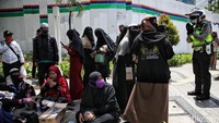 Polisi mendatangi setiap titik kumpul massa Reuni 212. Mereka kemudian meminta massa untuk membubarkan diri.