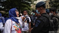 Petugas kepolisian melakukan mediasi kepada massa Reuni 212. 