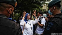 Mediasi tersebut bertujuan untuk membubarkan massa aksi dengan cara berdialog guna menghindari kekerasan.