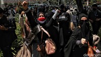 Massa meninggalkan kawasan Sarinah setelah mendapatkan imbauan dari Polri.