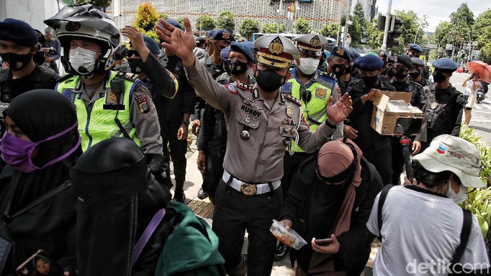 Polisi membubarkan massa Reuni 212 di kawasan Sarinah, Jakarta, Kamis (2/12). Pembuaran massa dilakukan secara persuasif.
