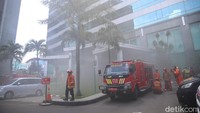 Ada 40 unit mobil pemadam kebakaran (damkar) yang dikerahkan ke lokasi.  