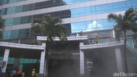 Berdasarkan informasi, api muncul di lantai dua gedung ini dan sempat terdengar 2 kali suara ledakan.  