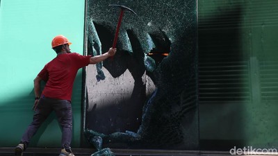 Gedung Cyber 1 di Mampang Terbakar!