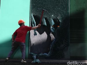 Gedung Cyber 1 di Mampang Terbakar!