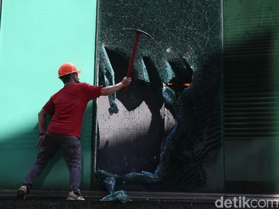 Gedung Cyber 1 di Mampang Terbakar!