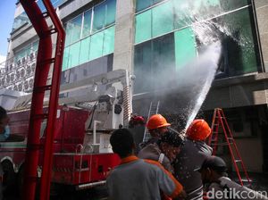 Damkar Sesalkan Laporan Kebakaran Gedung Cyber 1 Terlambat