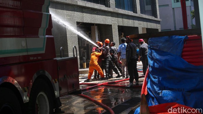 Gedung Cyber 1 di Mampang Kebakaran! Petugas pemadam kebakaran melakukan pemadaman api di Gedung Cyber 1, Mampang, Jakarta, Kamis (2/12/2021). Berdasarkan pantauan saksi di lokasi, di Jl Kuningan Barat Daya Raya, Kamis (2/12/2021) api muncul sekitar pukul 12.30 WIB.