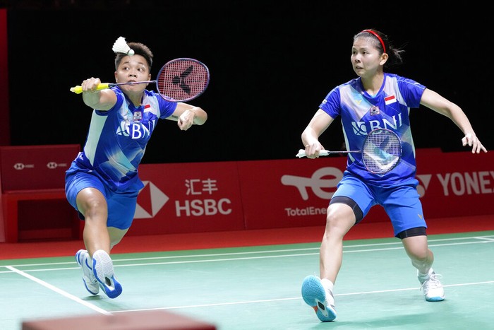 Indonesias Greysia Polii, right, and Apriyani Rahayu compete against South Koreas Kim So-yeong and Kong Hee-yong during their womens doubles badminton group stage match at the BWF World Tour Finals in Nusa Dua, Bali, Indonesia, Thursday, Dec. 2, 2021. (AP Photo/Dita Alangkara)