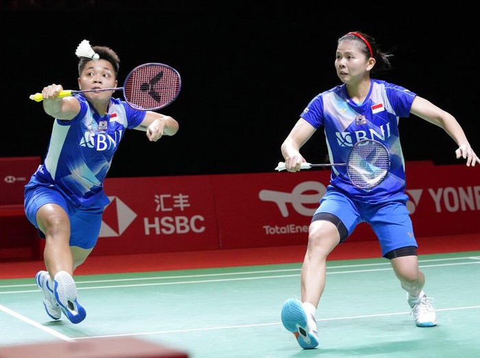 Indonesias Greysia Polii, right, and Apriyani Rahayu compete against South Koreas Kim So-yeong and Kong Hee-yong during their womens doubles badminton group stage match at the BWF World Tour Finals in Nusa Dua, Bali, Indonesia, Thursday, Dec. 2, 2021. (AP Photo/Dita Alangkara)