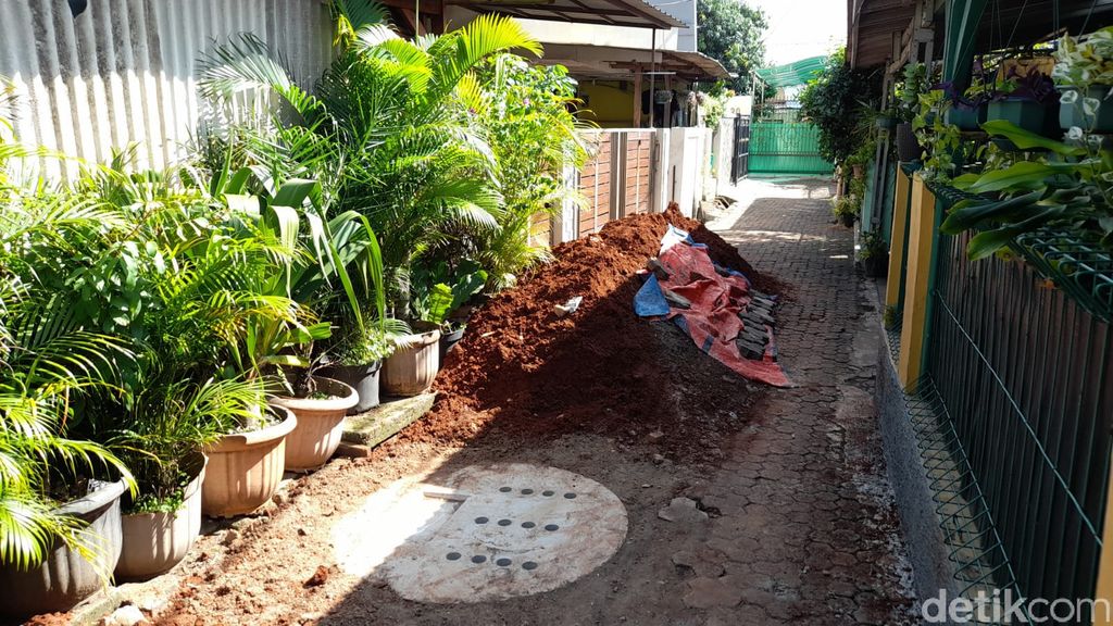 Gundukan tanah galian sumur resapan di Jl Sirsak, Pasar Minggu, Jakarta Selatan, 2 Desember 2021. (Marteen Ronaldo Pakpahan/detikcom)