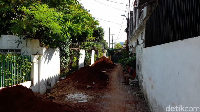 Gundukan tanah galian sumur resapan di Jl Sirsak, Pasar Minggu, Jakarta Selatan, 2 Desember 2021. (Marteen Ronaldo Pakpahan/detikcom)