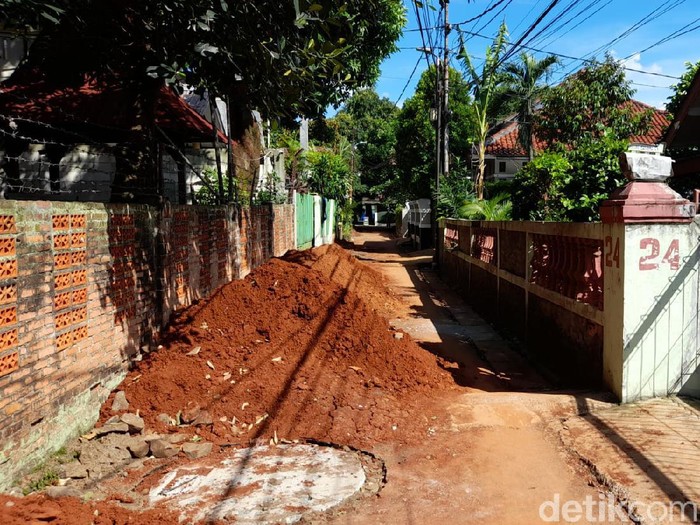 Gundukan tanah galian sumur resapan di Jl Sirsak, Pasar Minggu, Jakarta Selatan, 2 Desember 2021. (Marteen Ronaldo Pakpahan/detikcom)