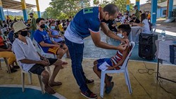 Filipina berambisius memvaksinasi penduduknya di tengah ancaman varian Omicron. Ribuan pasukan keamanan dan sukarelawan dikerahkan untuk program vaksinasi.