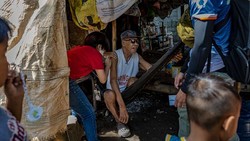 Filipina berambisius memvaksinasi penduduknya di tengah ancaman varian Omicron. Ribuan pasukan keamanan dan sukarelawan dikerahkan untuk program vaksinasi.