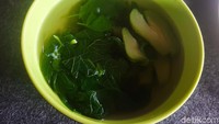 Sayur bening bayam dan labu siam menambah kenikmatan makan siang hari itu. Sayur bening tersebut memberikan sensasi yang segar. Apalagi udara Sembalun yang sejuk, sehingga dapat menghangatkan tubuh. Ikan nila bumbu kuning ini bisa dinikmati dengan harga Rp 60.000 per paketnya. Foto: detikFood / Yenny Mustika Sari