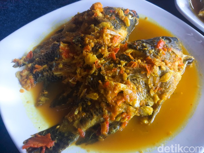 Ikan Nila Khas Sembalun Ikan Nila Khas Sembalun; ikan nila bumbu kuning yang rasanya gurih asam bikin ketagihan.