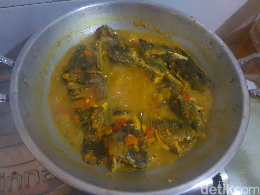 Ikan Nila Khas Sembalun; ikan nila bumbu kuning yang rasanya gurih asam bikin ketagihan.