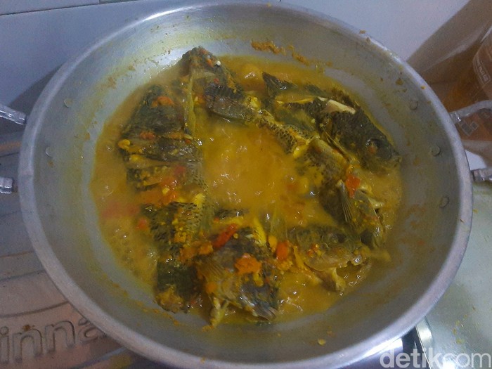 Ikan Nila Khas Sembalun Ikan Nila Khas Sembalun; ikan nila bumbu kuning yang rasanya gurih asam bikin ketagihan.