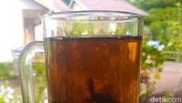 Selesai mencicipi ikan nila khas Sembalun, kami juga disuguhkan segelas teh daun mint hangat. Tehnya ditambahkan gula, jadi memiliki rasa yang agak manis dan memberikan sensasi dingin dan menyegarkan dari daun mint. Foto: detikFood / Yenny Mustika Sari
