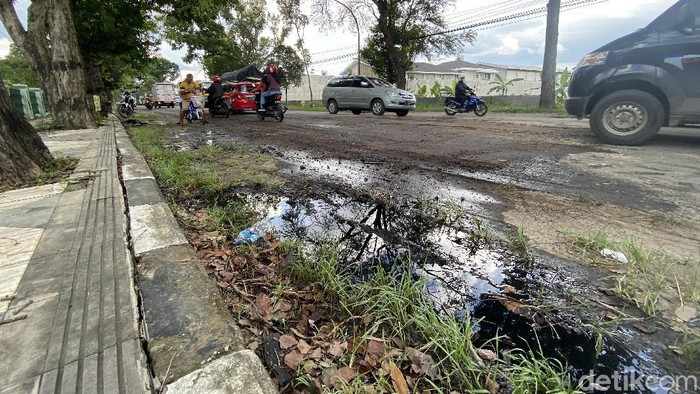 Video pengejaran tersangka di Blora bak film action dan beredar viral. Polisi mengungkap tersangka yang ditangkap mengangkut bahan bakar minyak bersubsidi ilegal.