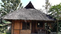 Sebagian besar mata pencaharian penduduk di Kampung Budaya Sindang adalah pengrajin sendal, sepatu dan juga petani. 